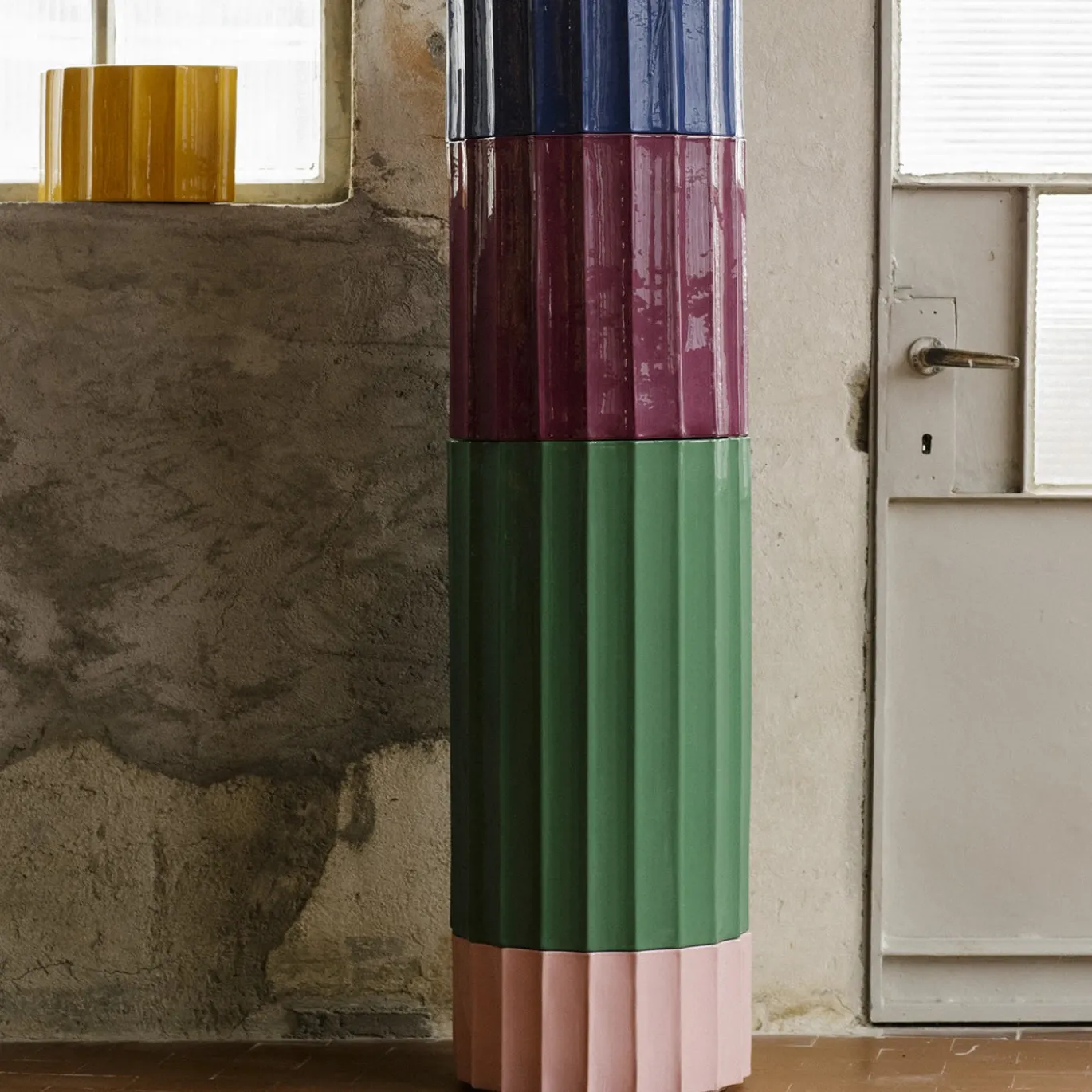 Vaso basso in ceramica blu Column di Objects Of Common Interest