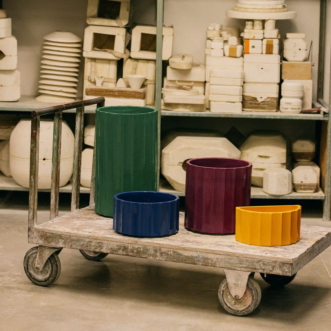 Vaso basso in ceramica blu Column di Objects Of Common Interest