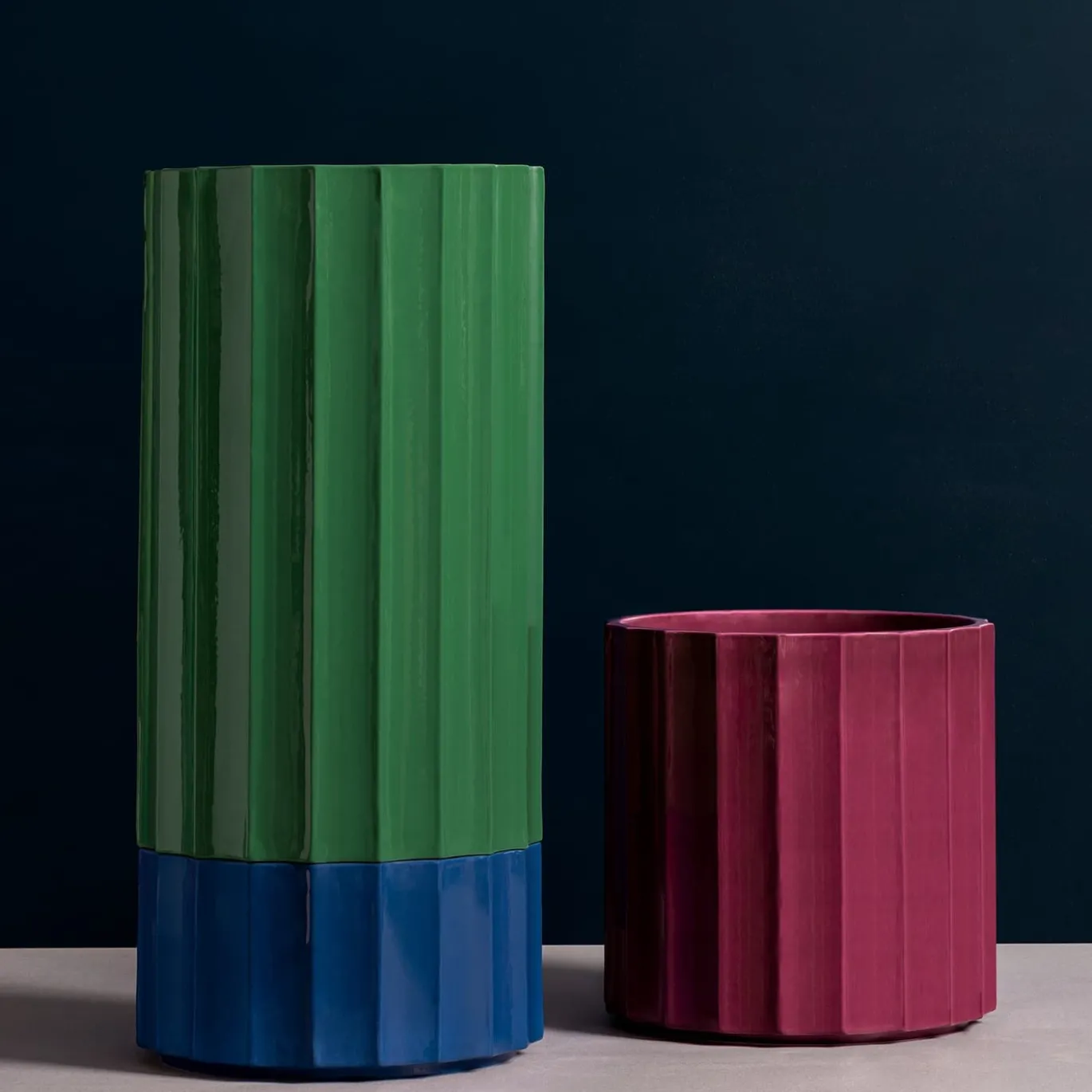 Vaso basso in ceramica blu Column di Objects Of Common Interest
