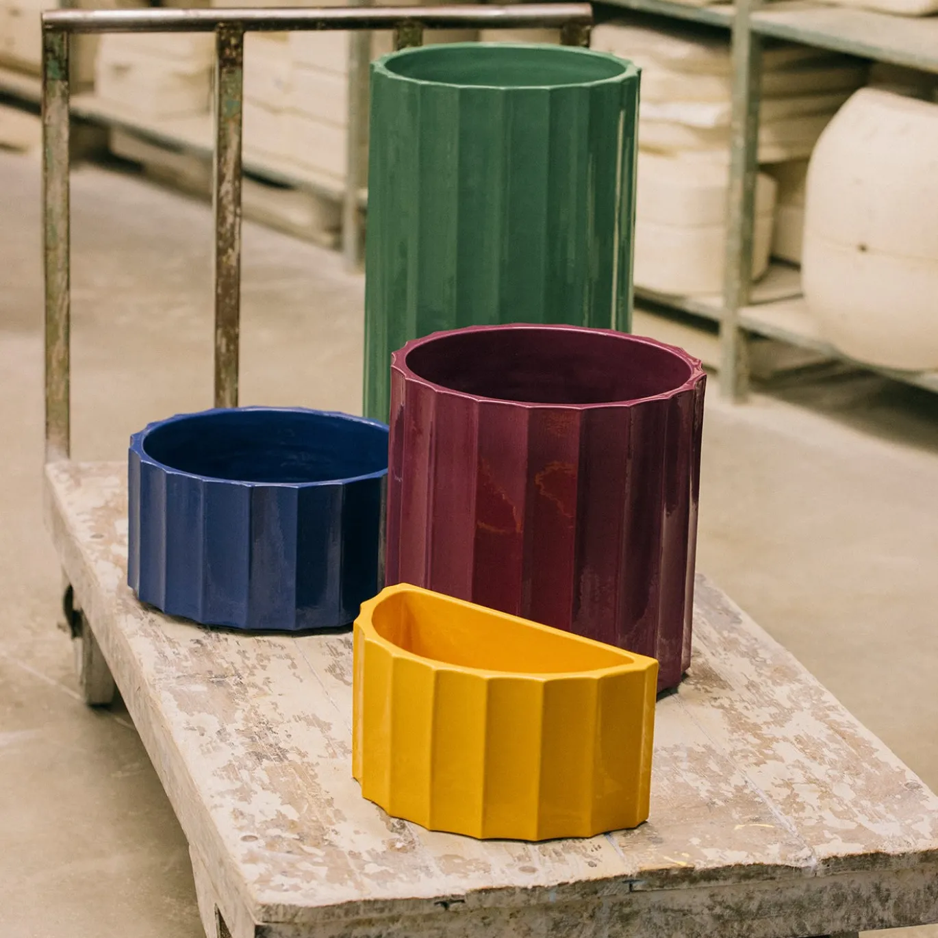 Vaso basso in ceramica gialla Half-Column di Objects Of Common Interest