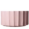 Vaso basso in ceramica rosa Column di Objects Of Common Interest