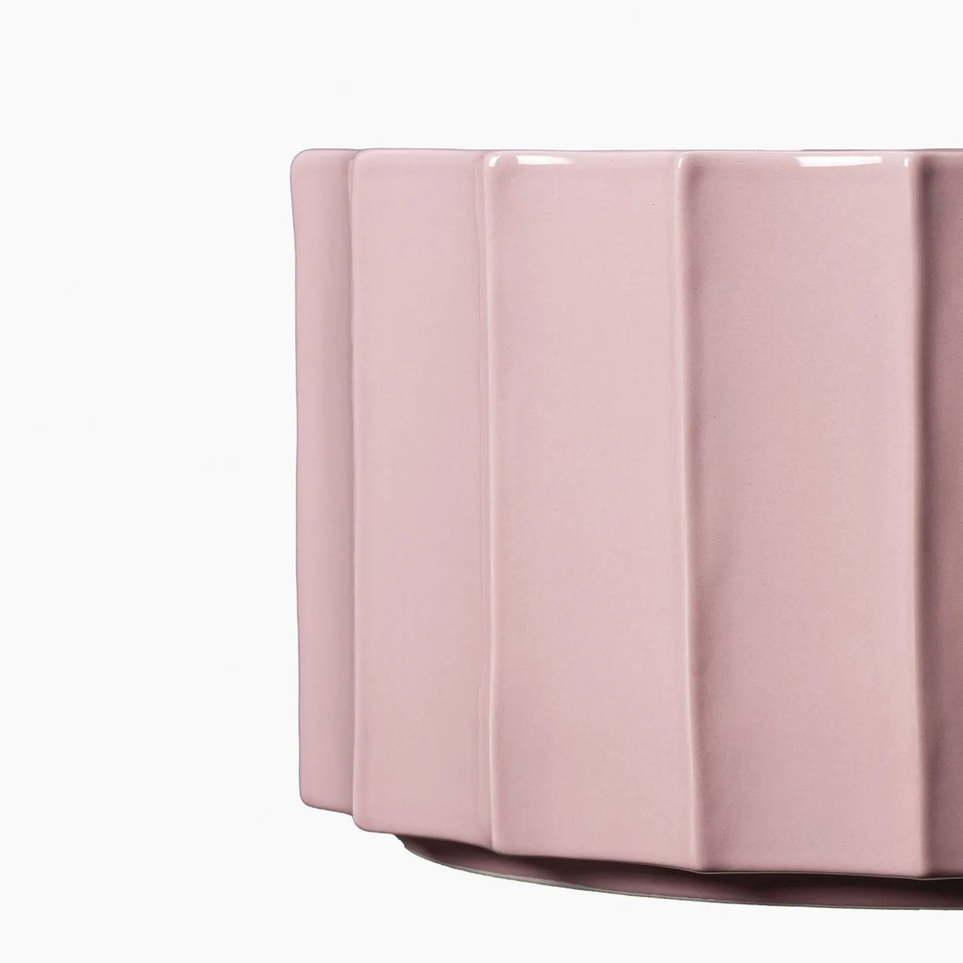 Vaso basso in ceramica rosa Column di Objects Of Common Interest