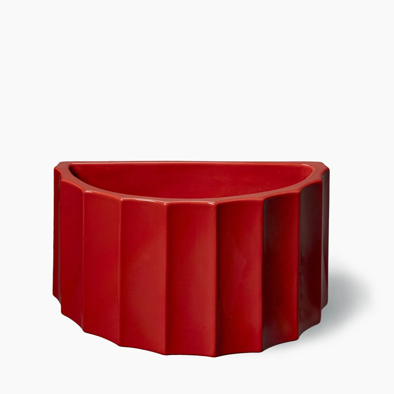Vaso basso in ceramica rossa Half-Column di Objects Of Common Interest