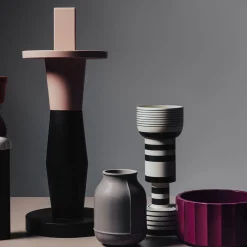 Vaso basso in ceramica viola Column di Objects Of Common Interest