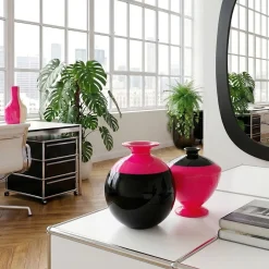 Vaso Battito Motor in ceramica fucsia fluo e nero intenso