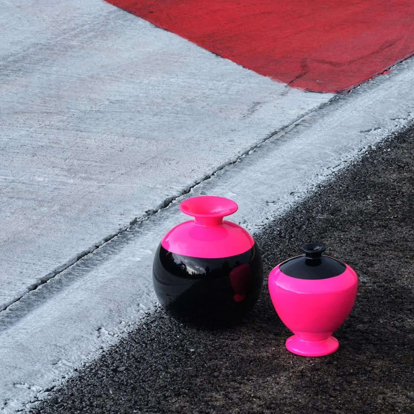 Vaso Battito Motor in ceramica fucsia fluo e nero intenso