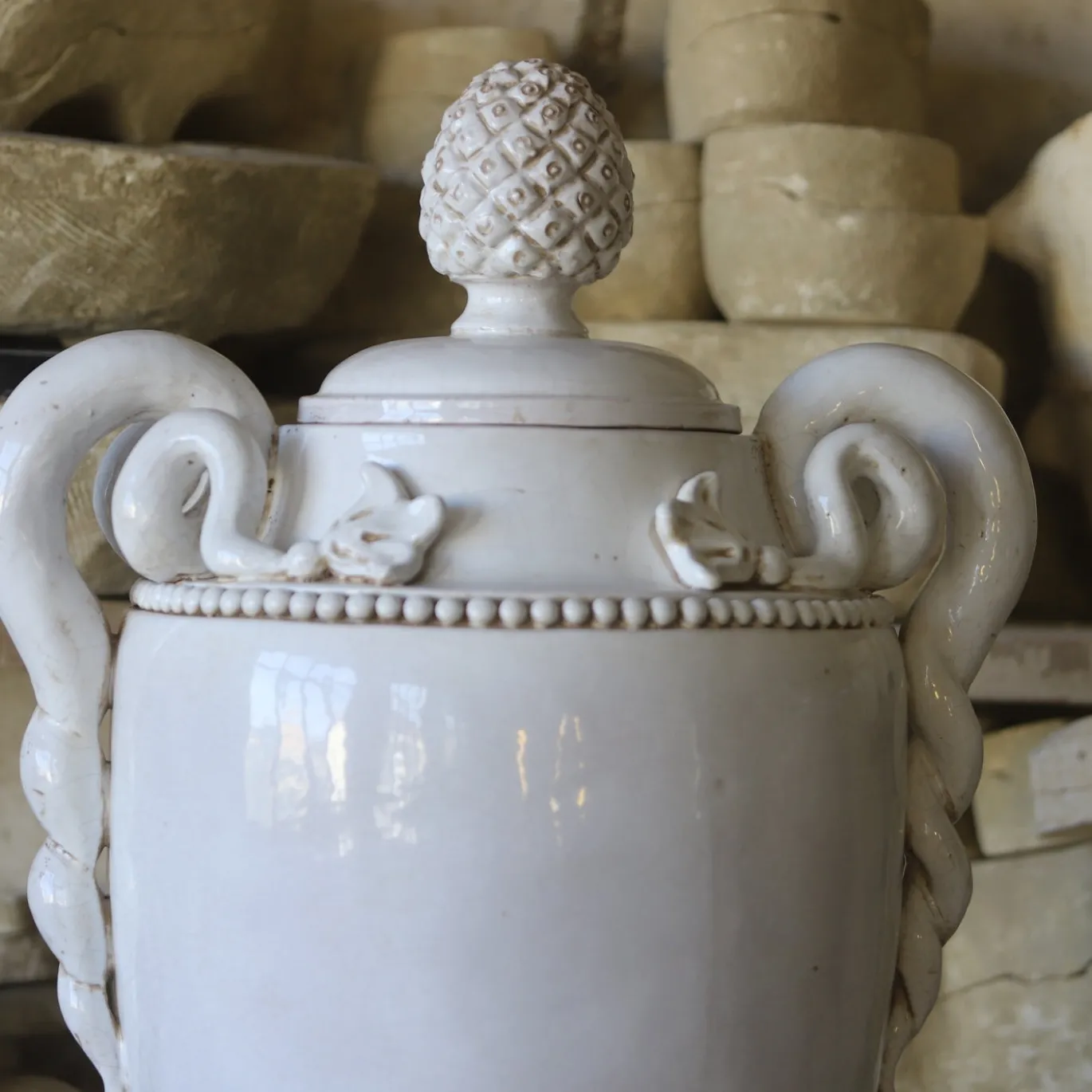 Vaso Bechelier con colonna in ceramica smaltata bianca