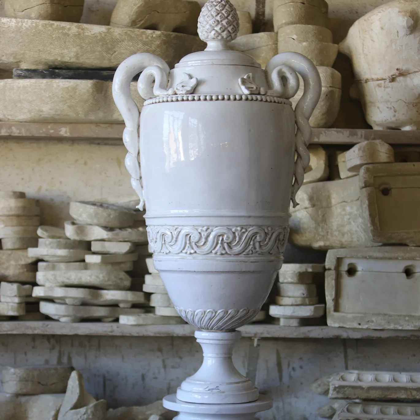 Vaso Bechelier con colonna in ceramica smaltata bianca