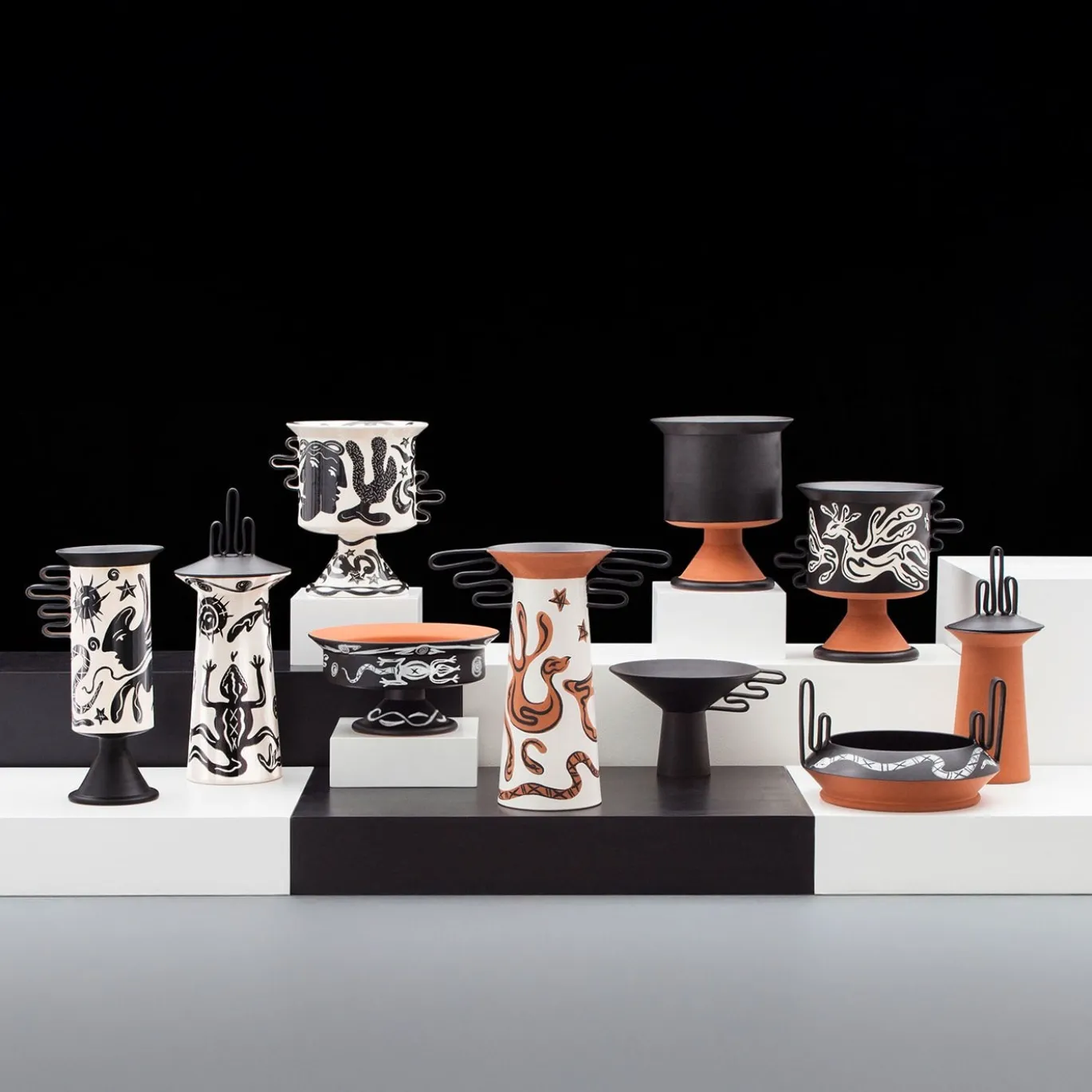 Vaso Cabrakan in terracotta e nero opaco di Jean-Christophe Clair