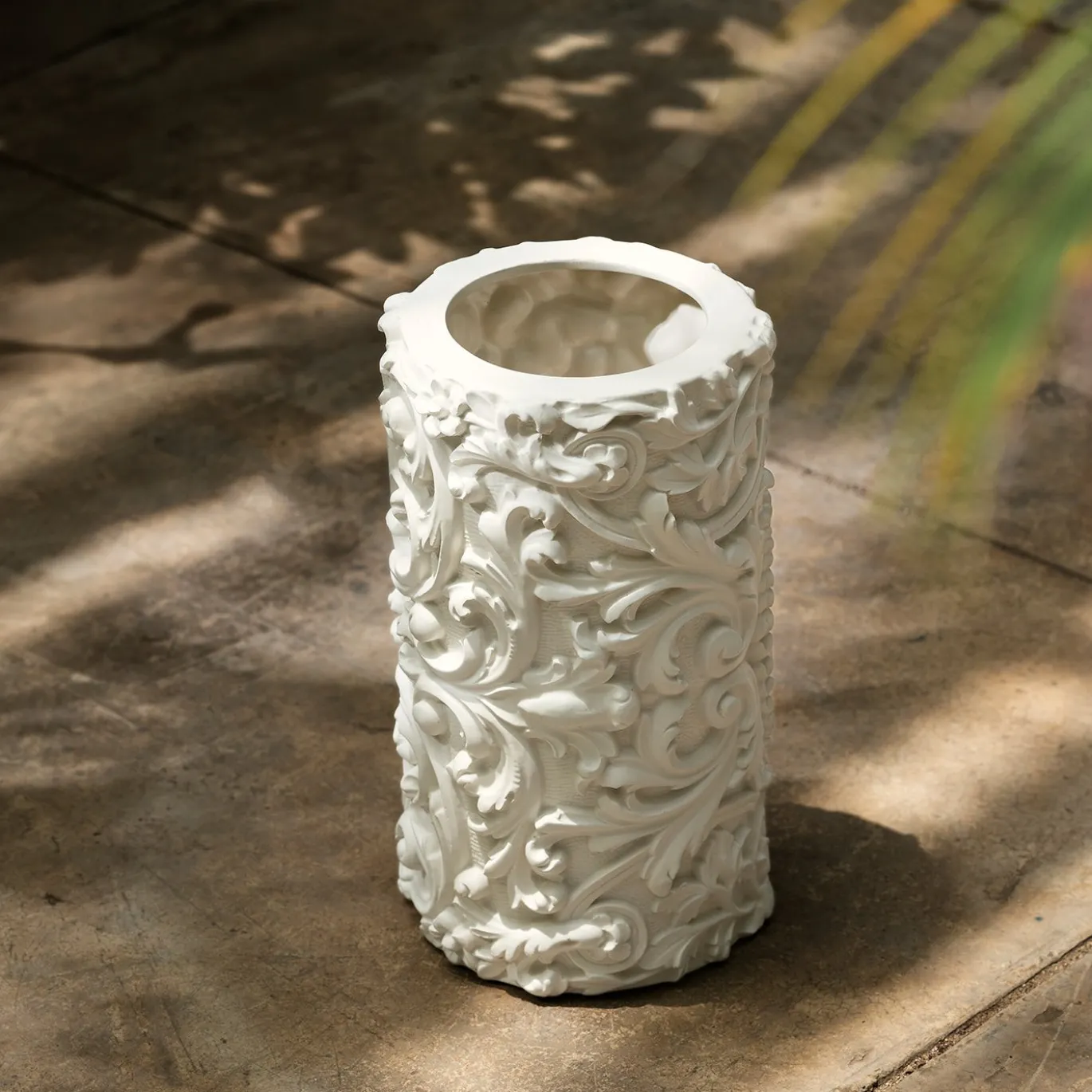 Vaso cilindrico barocco medio in ceramica bianca opaca
