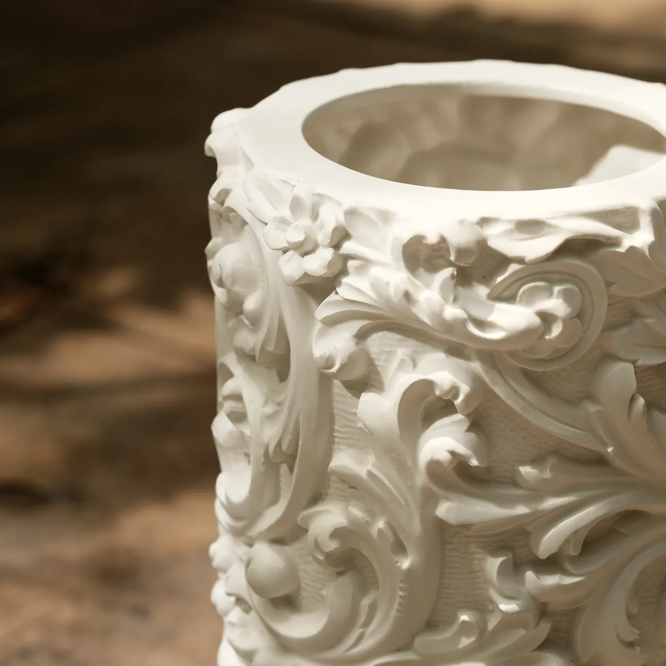 Vaso cilindrico barocco medio in ceramica bianca opaca