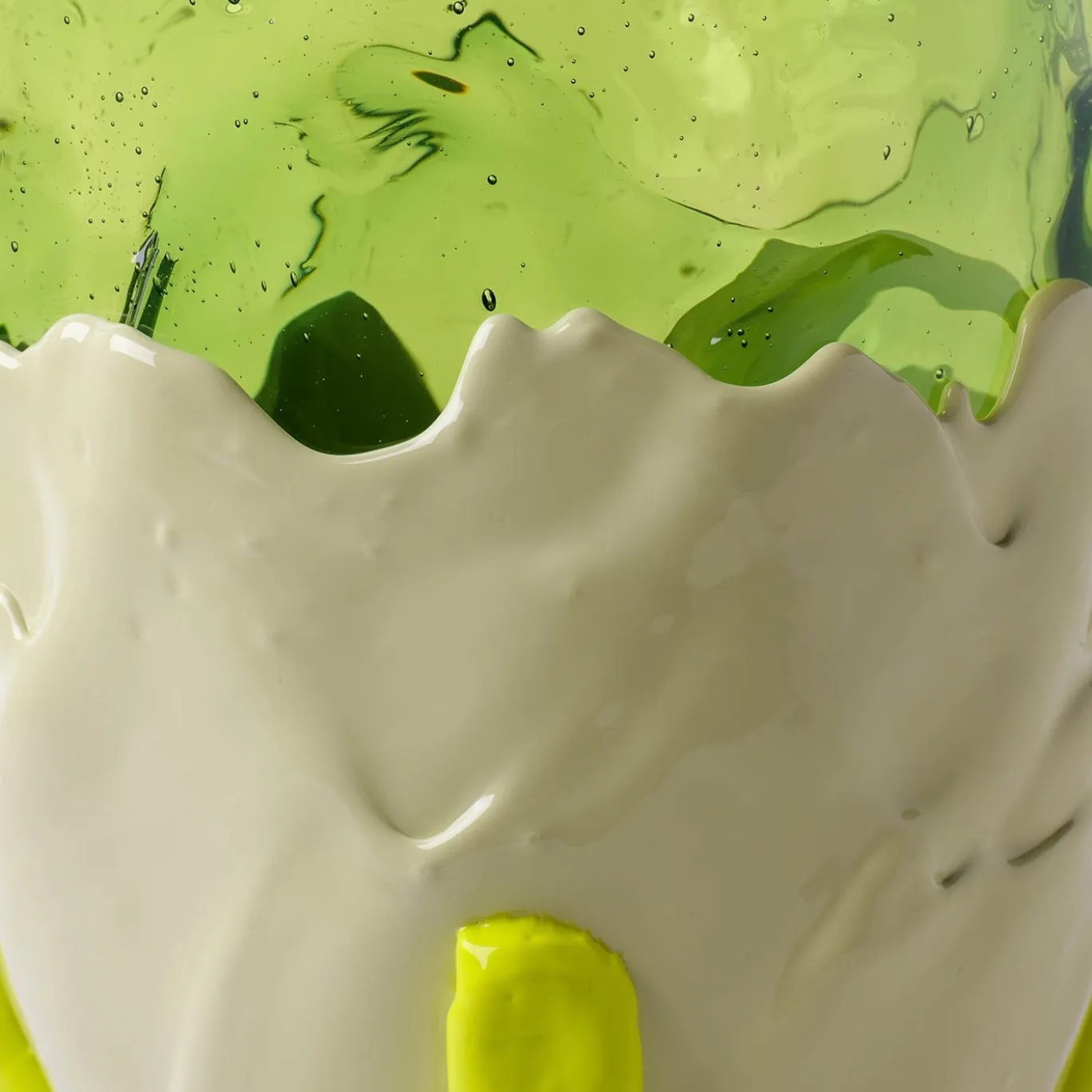Vaso Clear grande in resina multicolore con tonalità verdi di Gaetano Pesce