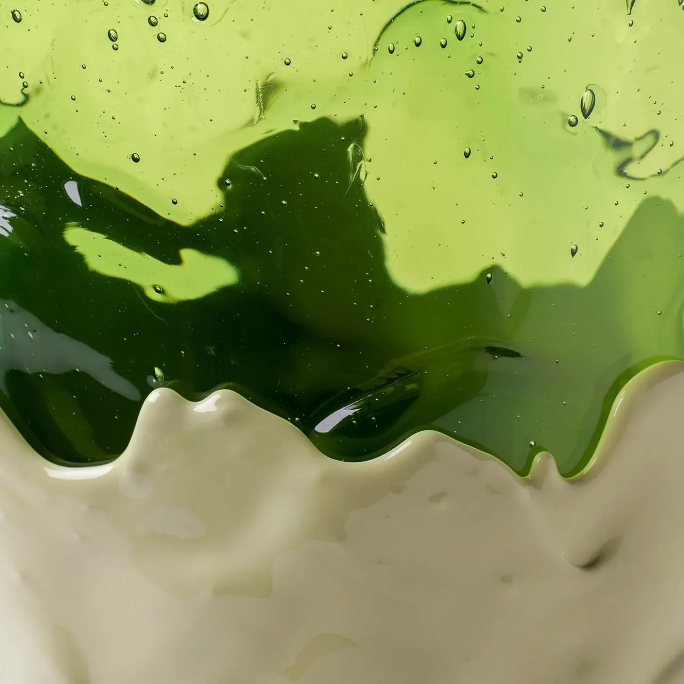 Vaso Clear grande in resina multicolore con tonalità verdi di Gaetano Pesce