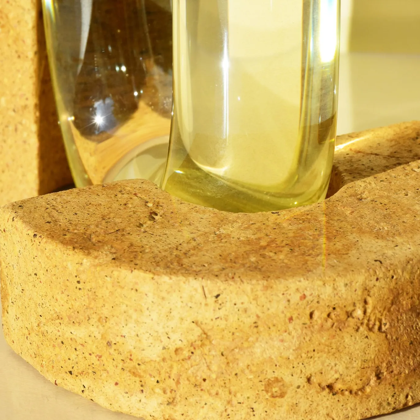 Vaso Cochlea della Consapevolezza in Vetro Giallo e Pietra Minerale Sabbia