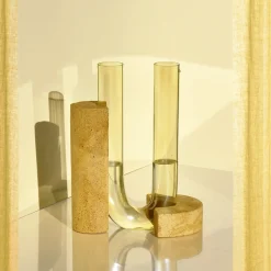 Vaso Cochlea della Consapevolezza in Vetro Giallo e Pietra Minerale Sabbia
