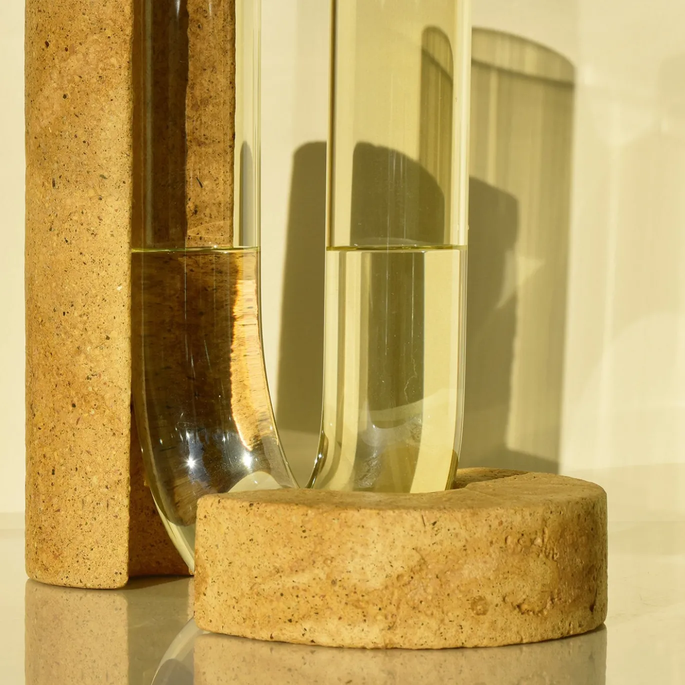 Vaso Cochlea della Consapevolezza in Vetro Giallo e Pietra Minerale Sabbia