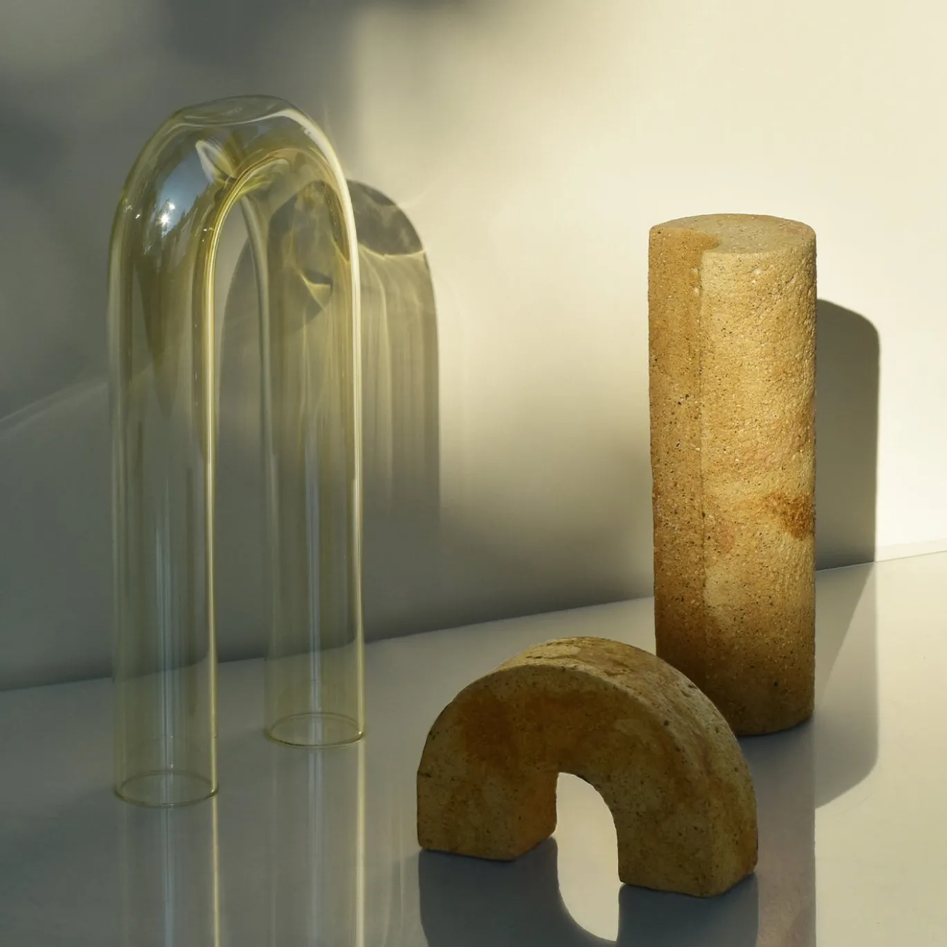 Vaso Cochlea della Consapevolezza in Vetro Giallo e Pietra Minerale Sabbia