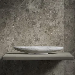 Vaso con piede Pietra L16 Carrara di Piero Lissoni