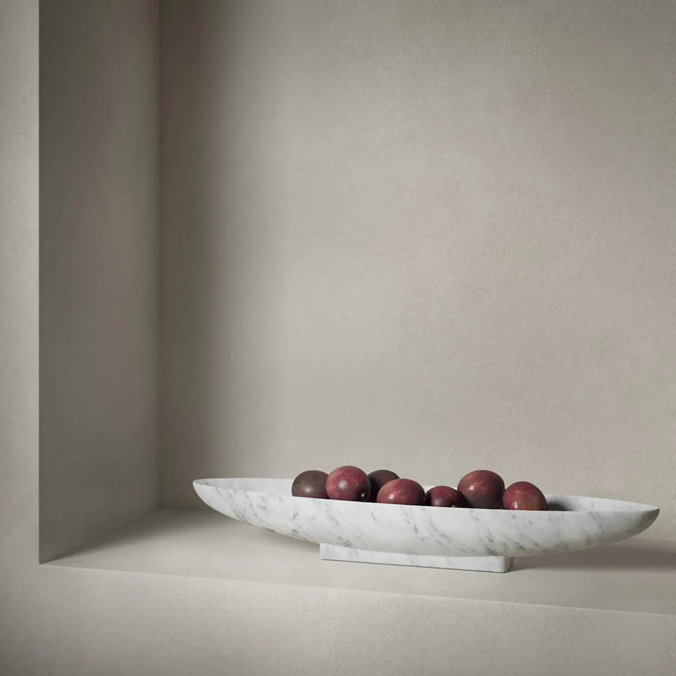 Vaso con piede Pietra L16 Carrara di Piero Lissoni