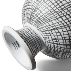 Vaso Criss-Cross in bianco e nero Post Scriptum di Formafantasma
