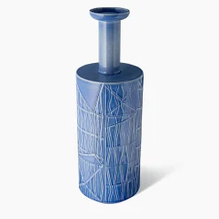 Vaso decorativo azzurro di Bethan Laura Wood