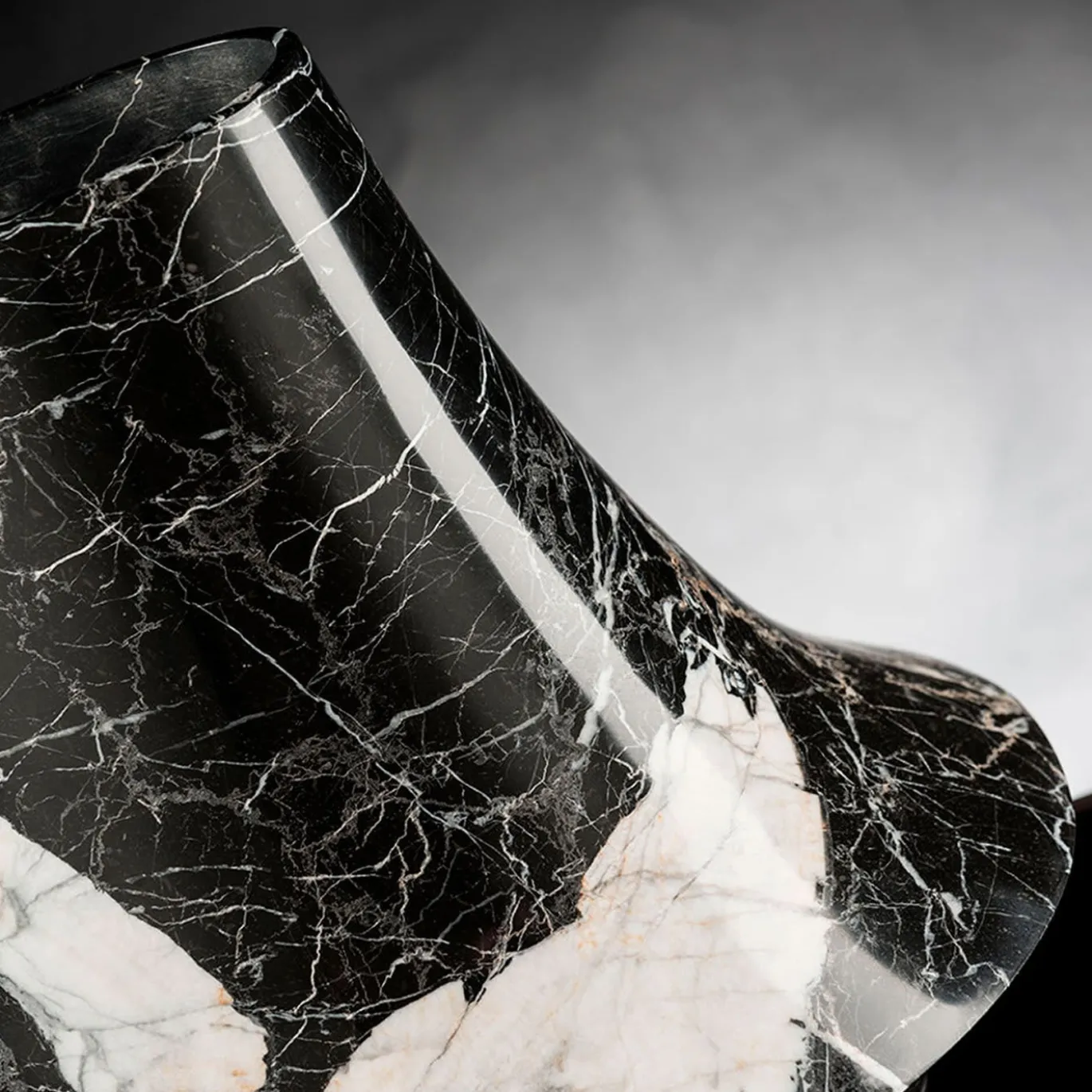 Vaso decorativo Eccentrico in marmo di piccole dimensioni