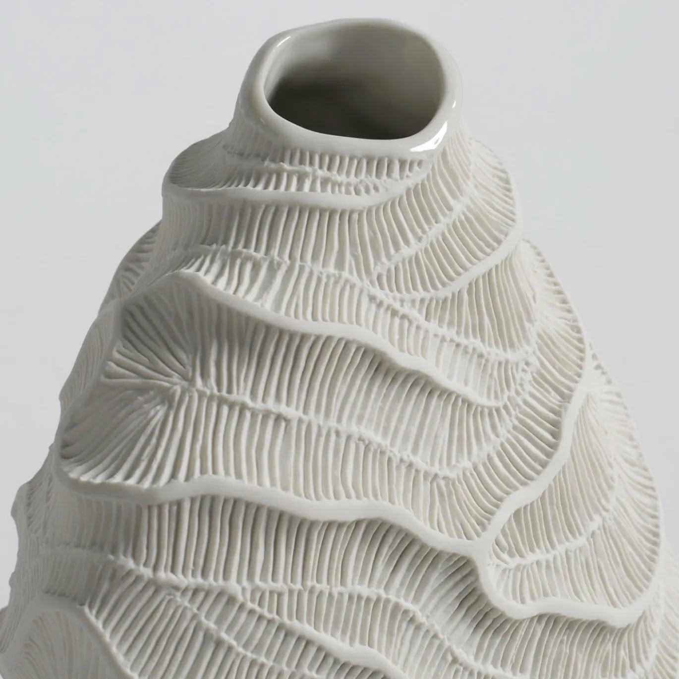 Vaso Decorativo in Ceramica Bianca Fossilia