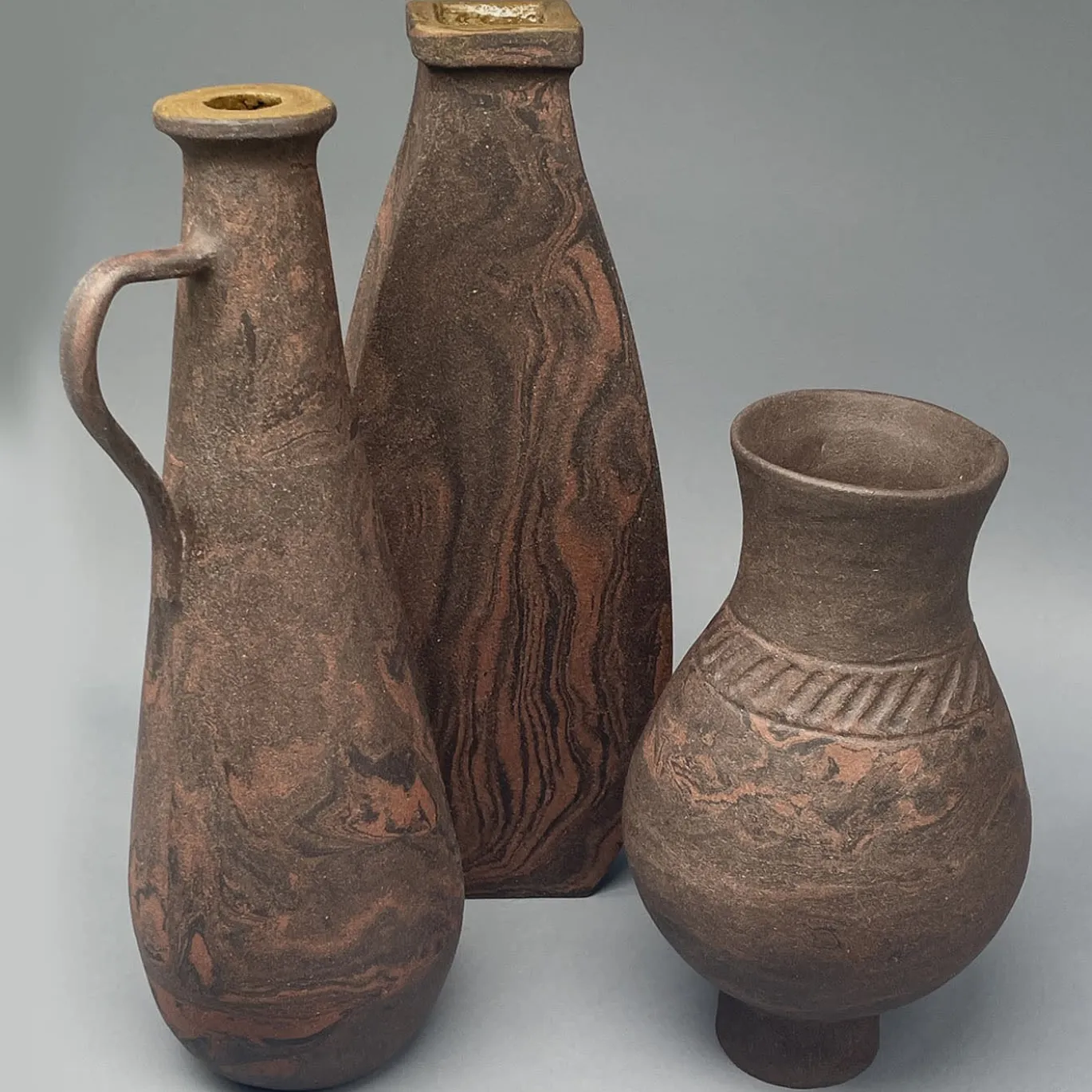 Vaso decorativo in gres nero e rosso N.74