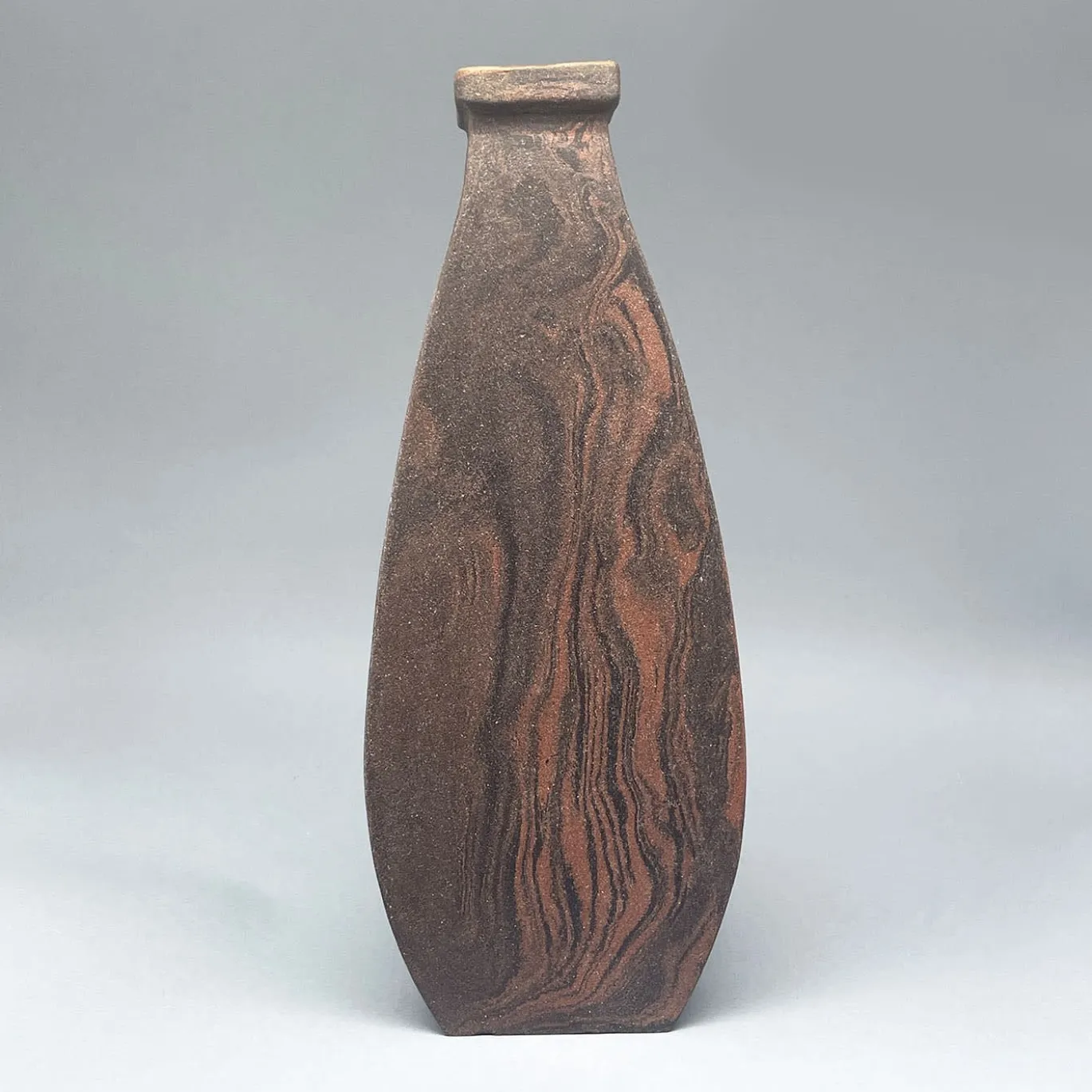 Vaso decorativo in gres nero e rosso N.73