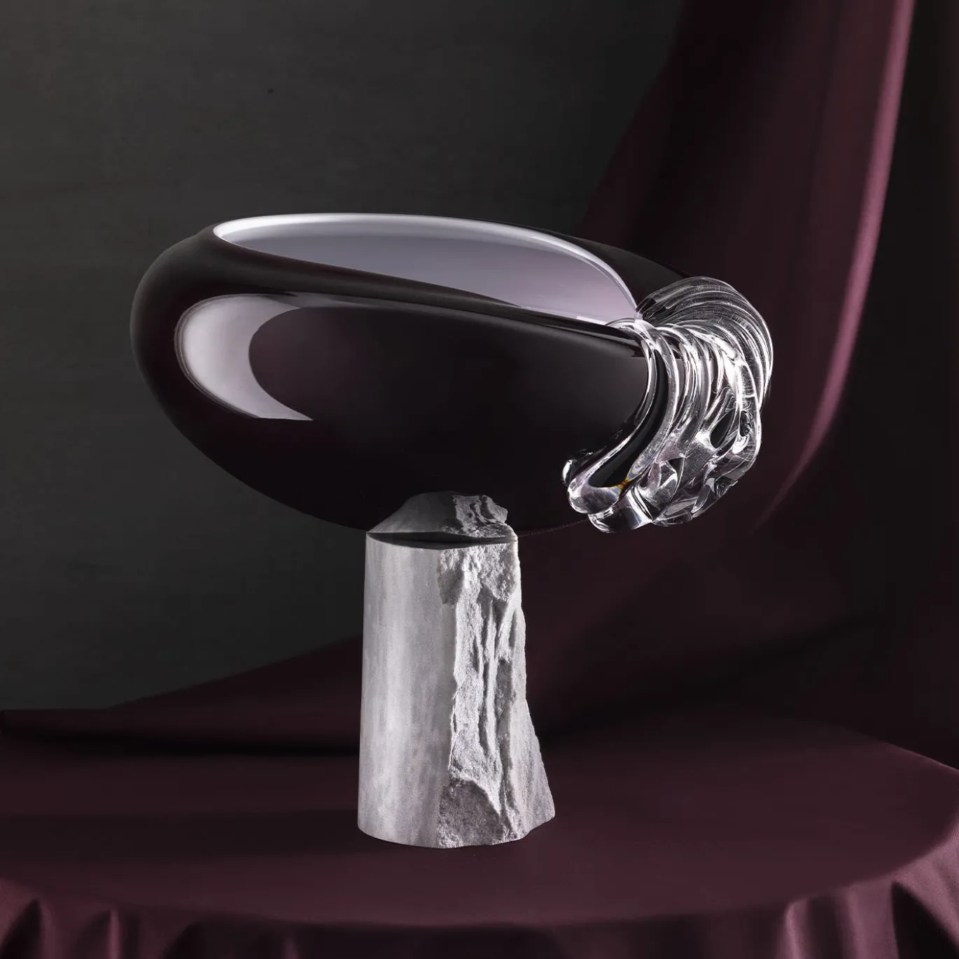 Vaso decorativo in vetro di Murano e marmo di Palissandro Stravedamento Borgogna