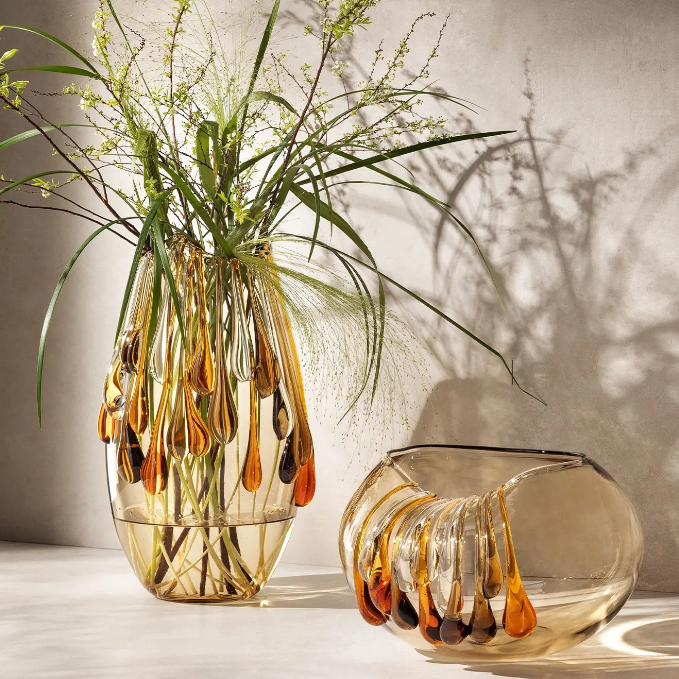 Vaso decorativo ovale Like an Egg in vetro beige e ambra con gocce
