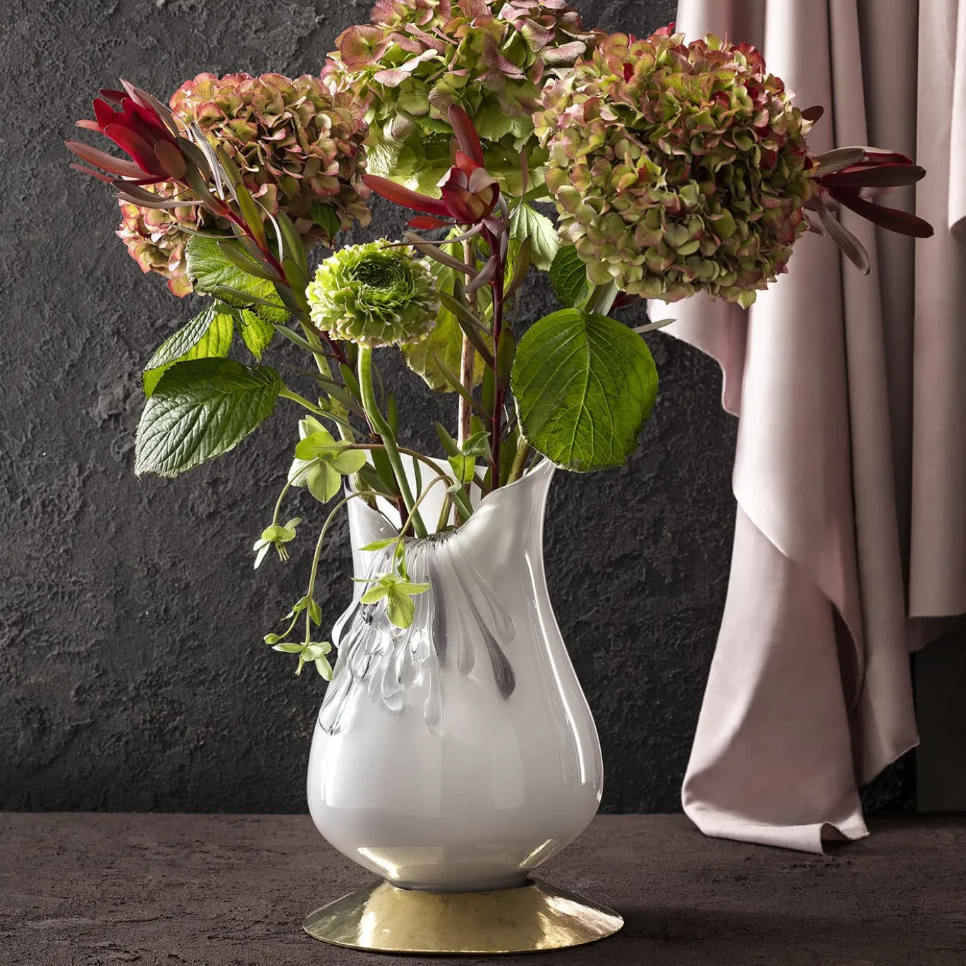 Vaso decorativo Stravedamento in vetro di Murano bianco e ottone martellato