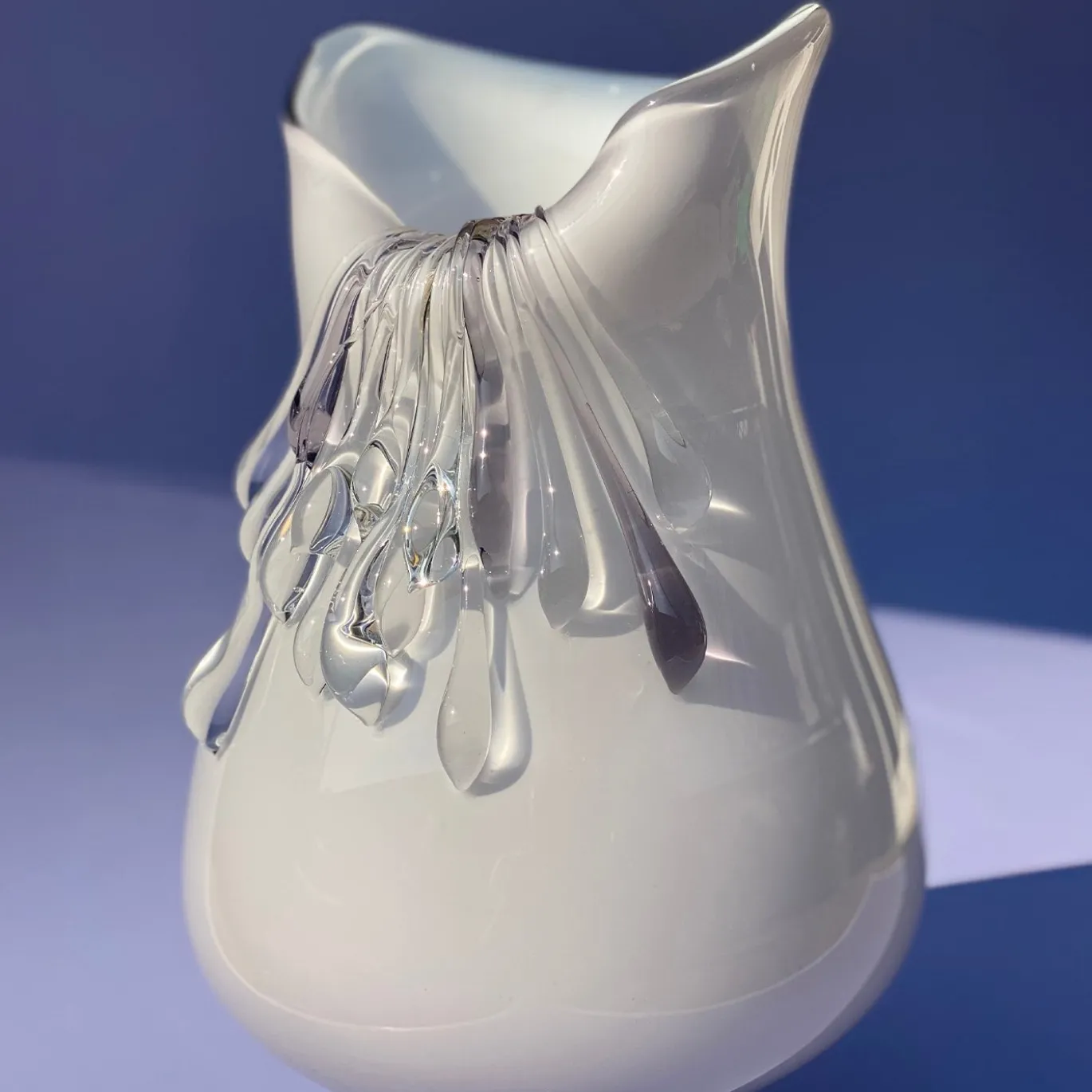 Vaso decorativo Stravedamento in vetro di Murano bianco e ottone martellato