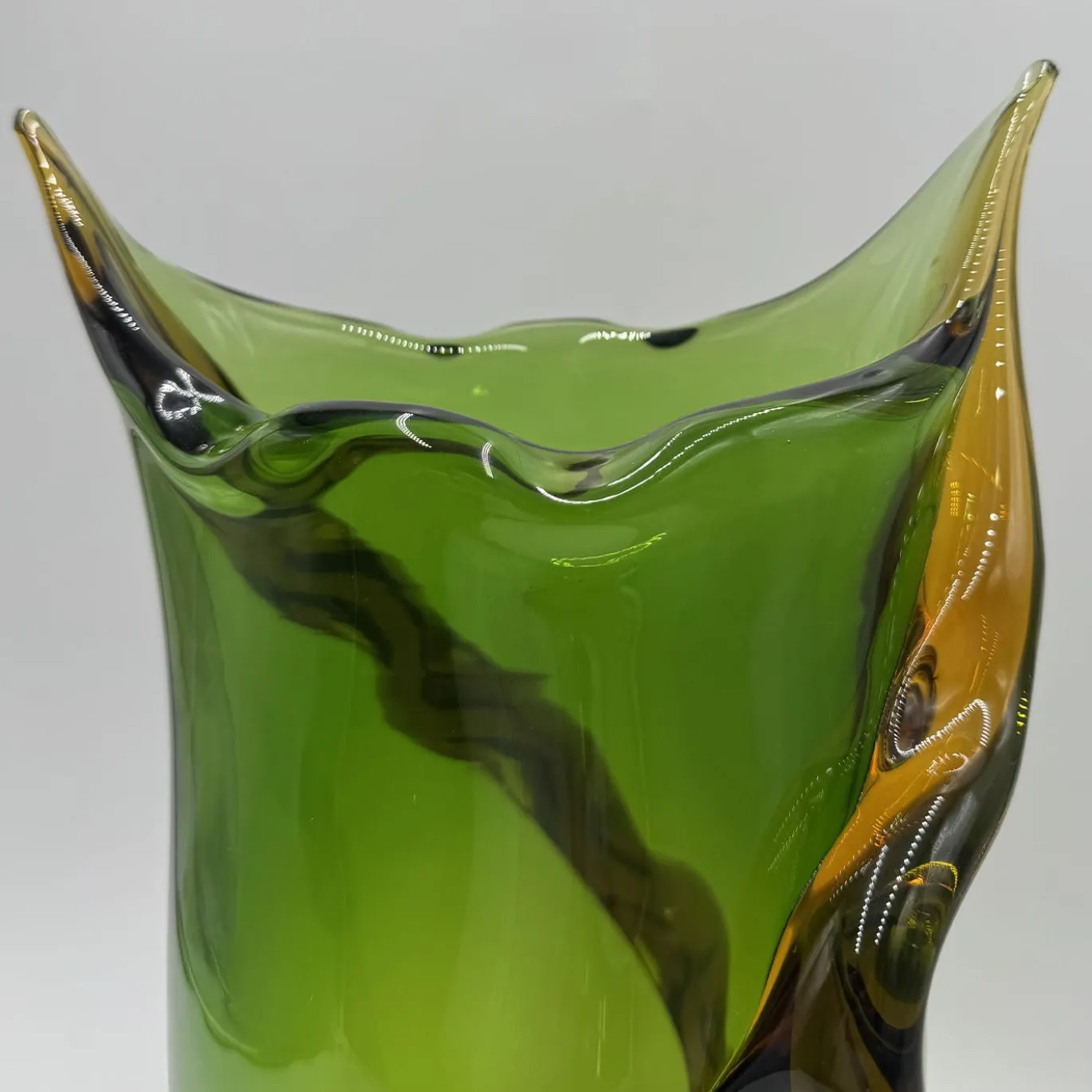 Vaso decorativo Torciglione in vetro di Murano verde e ambra