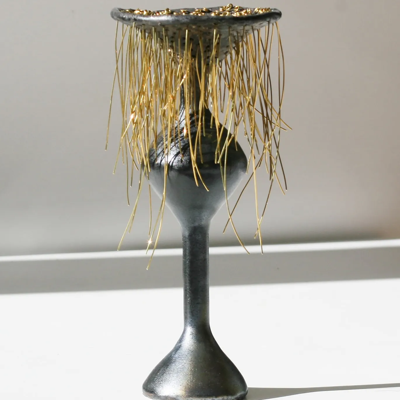 Vaso decorativo Tousled in gres con finitura opaca metallica