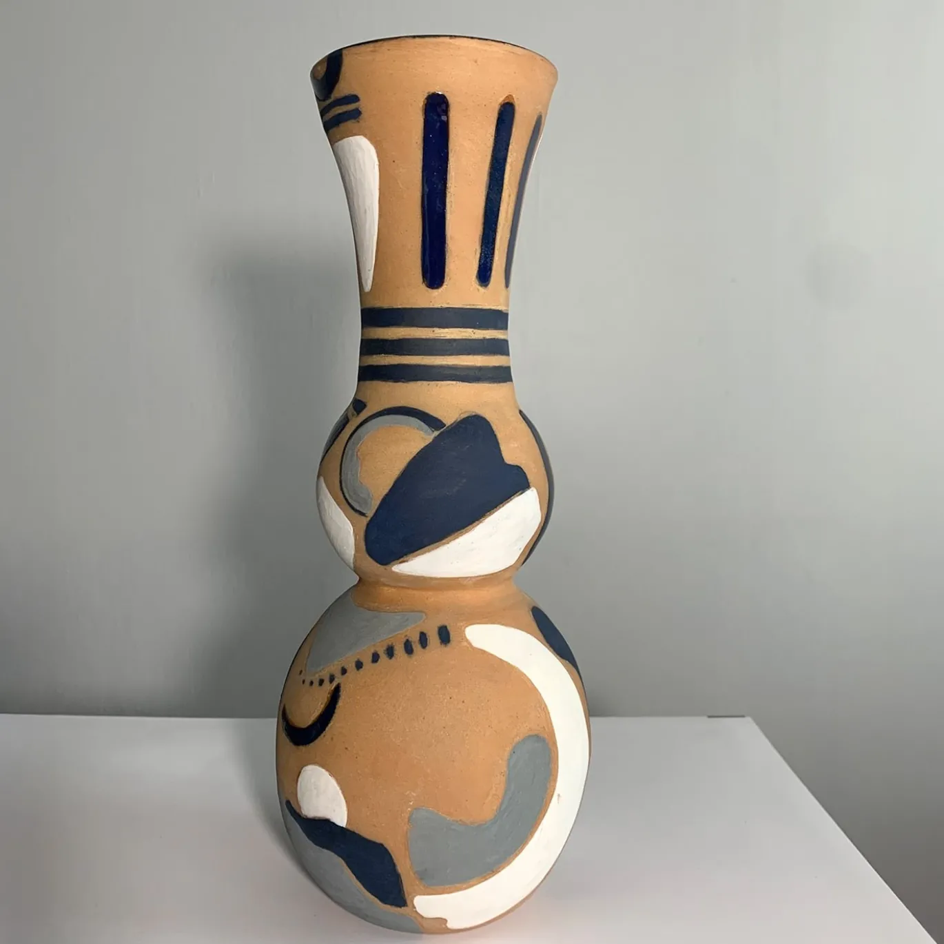 Vaso Decorativo U3 con Motivo Astratto in Terracotta