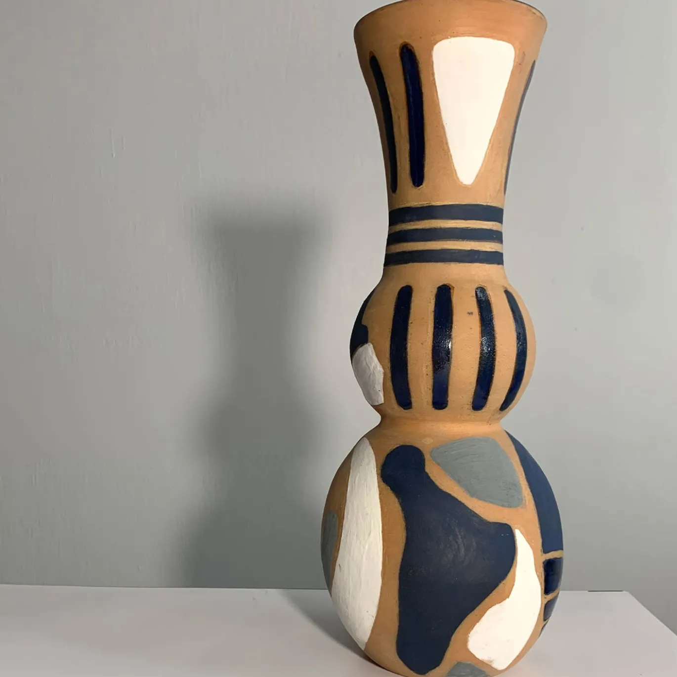 Vaso Decorativo U3 con Motivo Astratto in Terracotta
