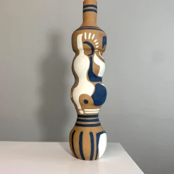 Vaso Decorativo U1 con Motivo Astratto in Terracotta