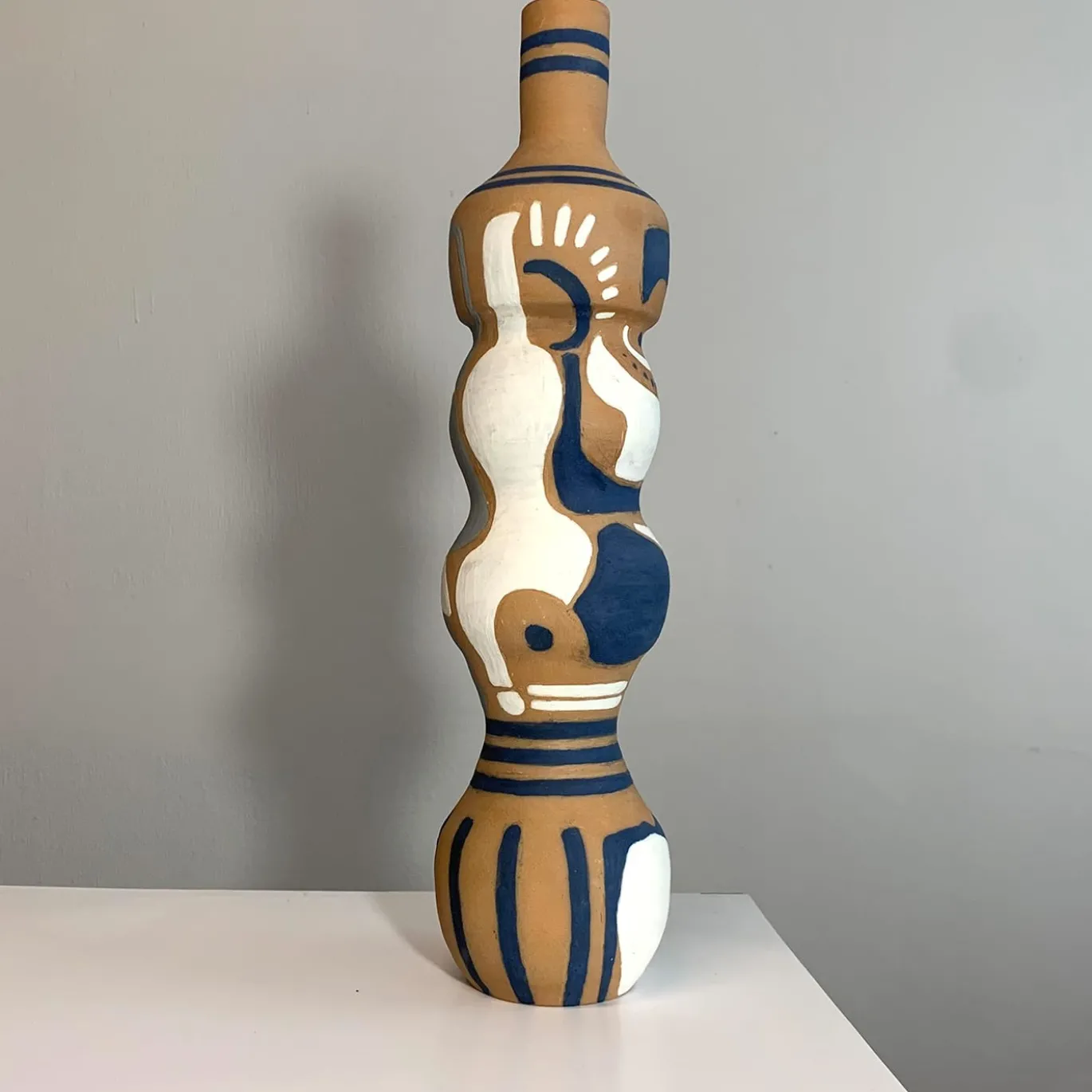 Vaso Decorativo U1 con Motivo Astratto in Terracotta