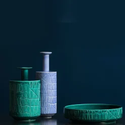 Vaso decorativo verde di Bethan Laura Wood