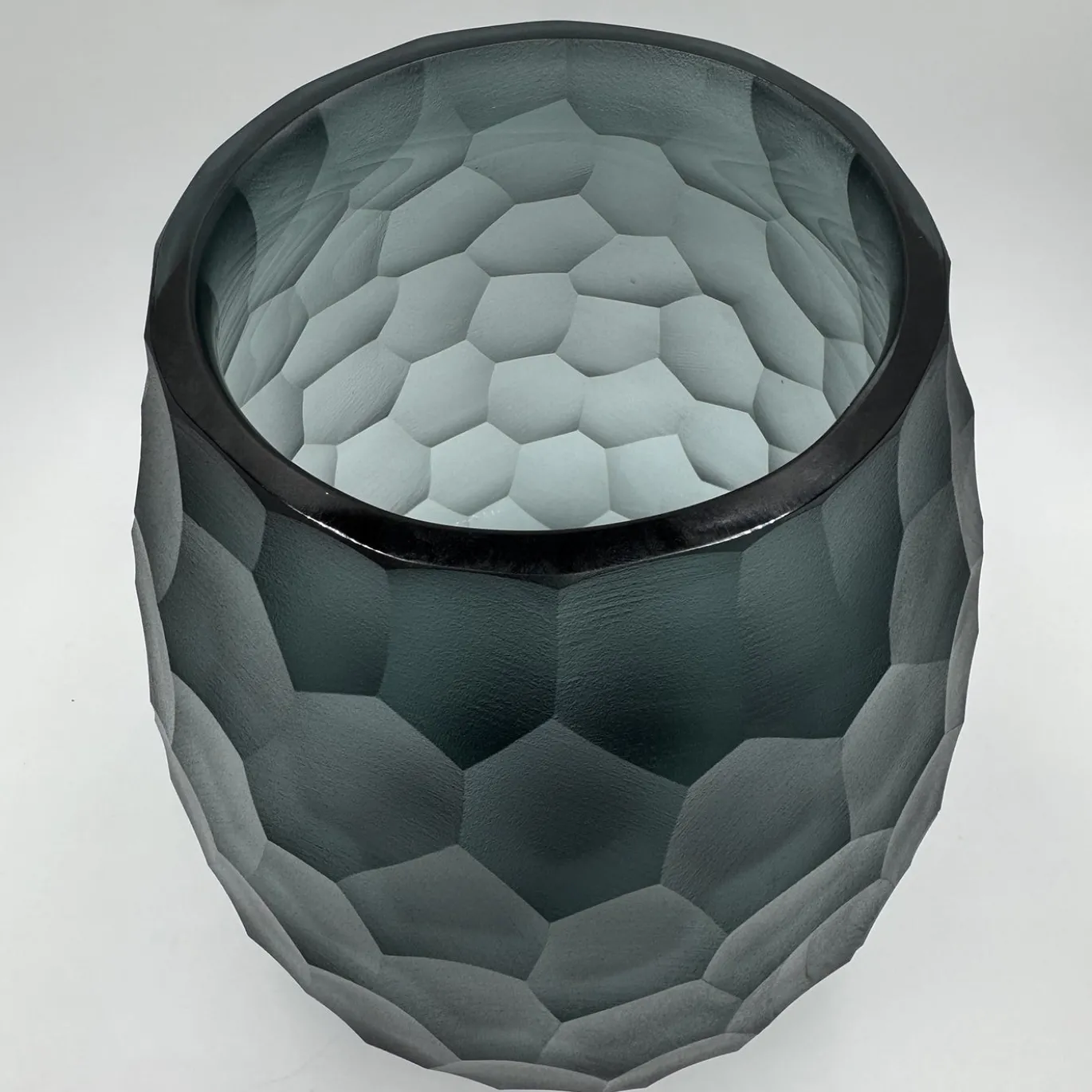 Vaso Diamante in vetro grigio con finitura satinata