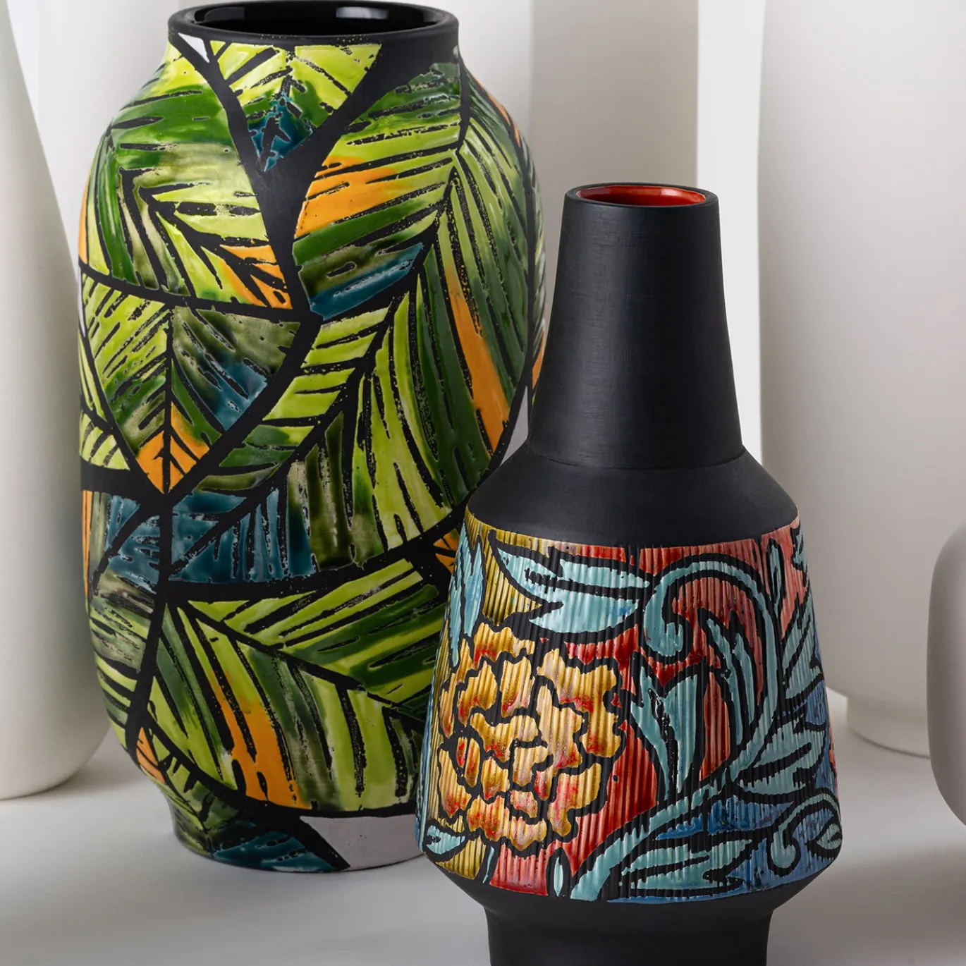 Vaso di foglie tropicali