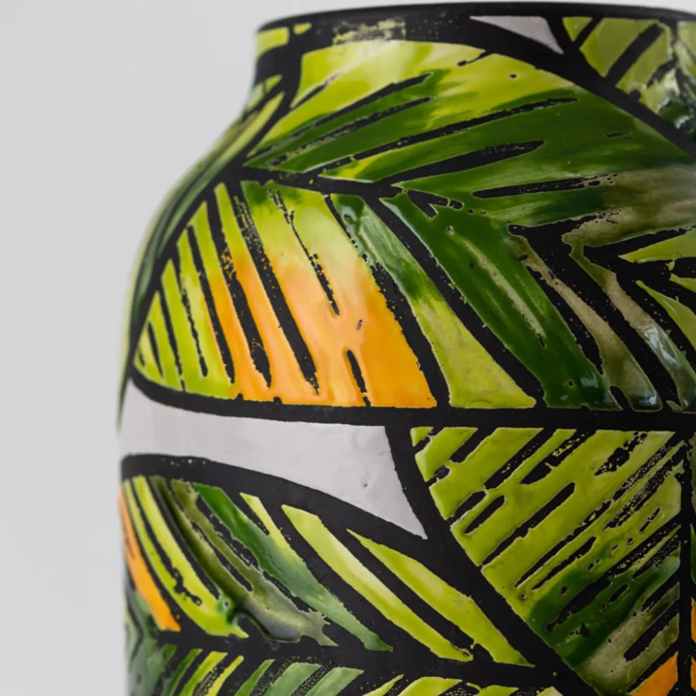 Vaso di foglie tropicali