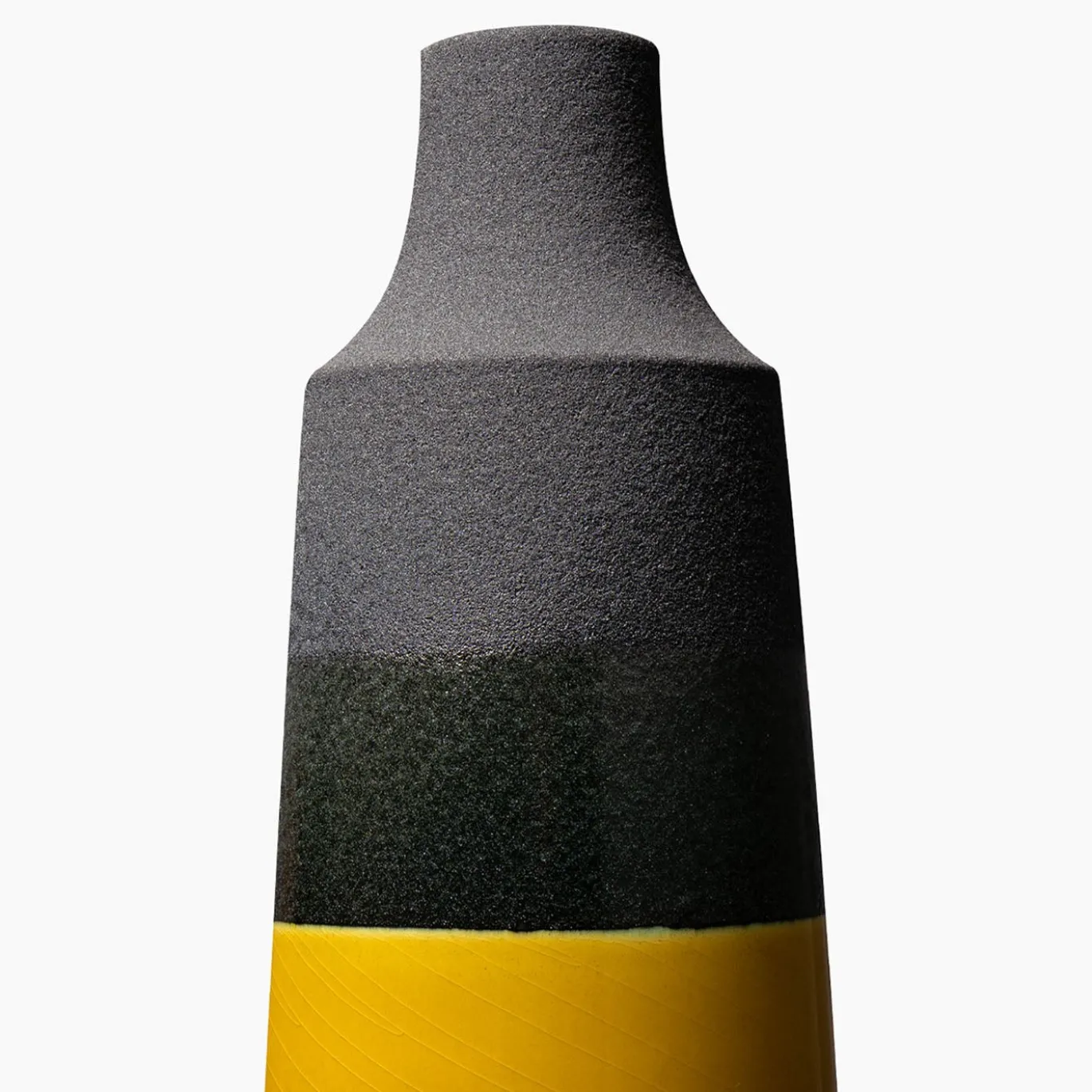 Vaso di lava nera traforata
