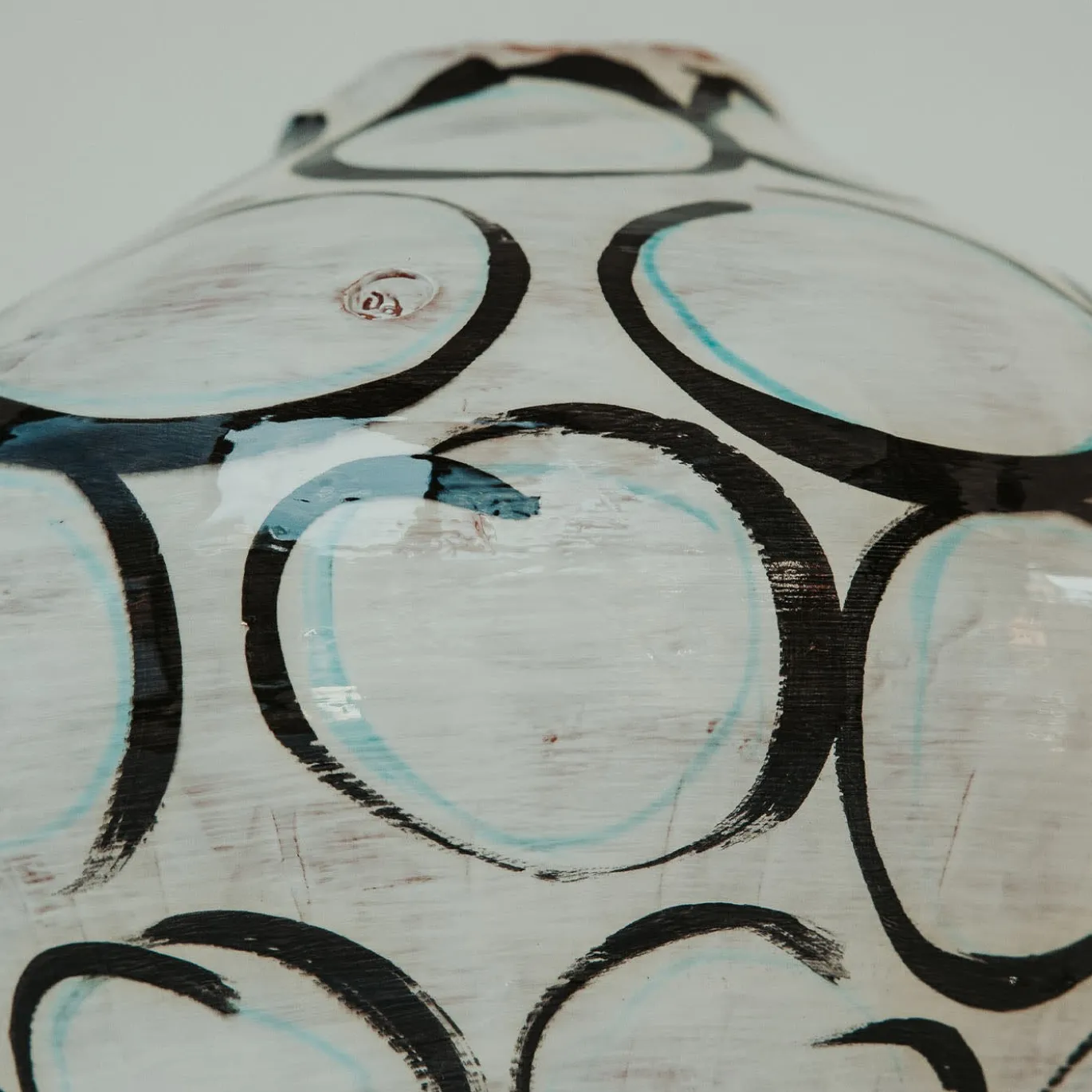 Vaso di manganese e cerchi verde rame