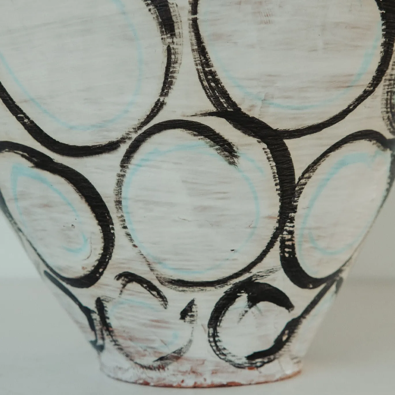 Vaso di manganese e cerchi verde rame