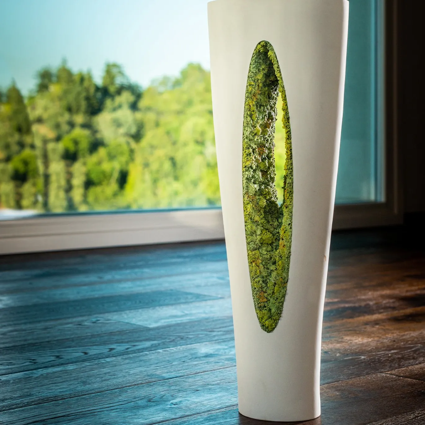 Vaso di muschio verde a rovescio