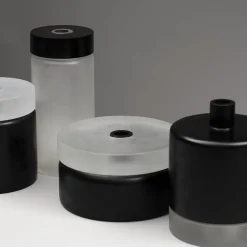 Vaso di vetro cilindrico alto in bianco e nero