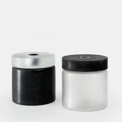 Vaso di vetro cilindrico alto in bianco e nero
