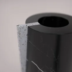 Vaso Elara in marquina nera e travertino